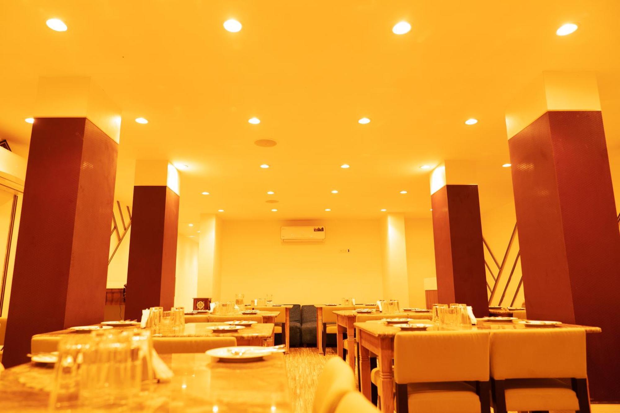 The Flamboyant Natraj Hotel Bharuch Kültér fotó