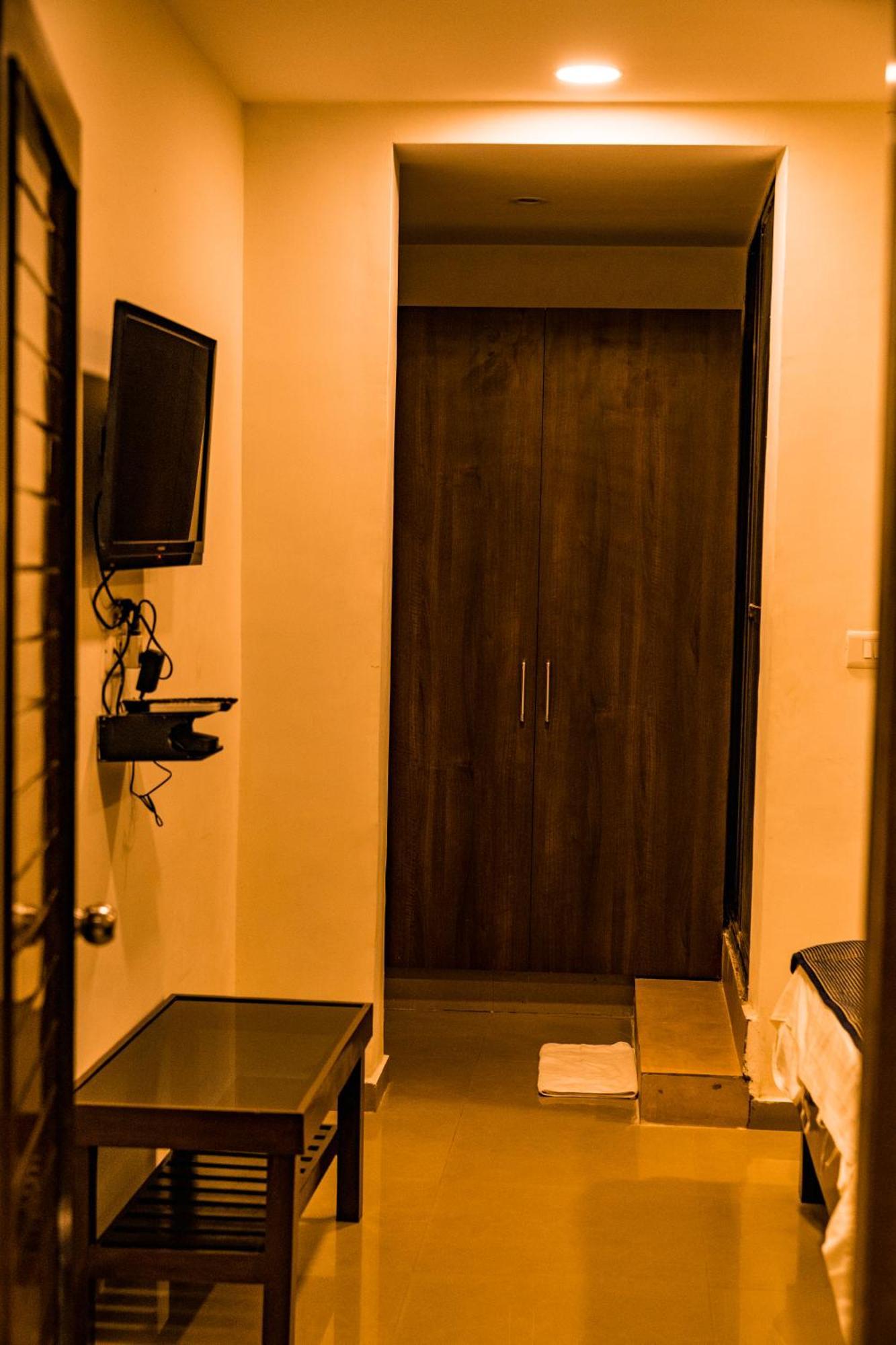 The Flamboyant Natraj Hotel Bharuch Kültér fotó