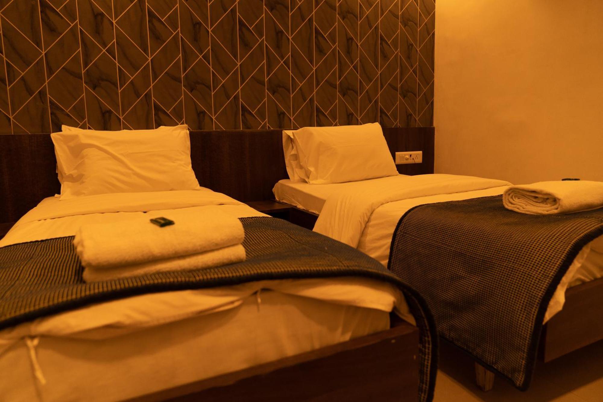 The Flamboyant Natraj Hotel Bharuch Kültér fotó
