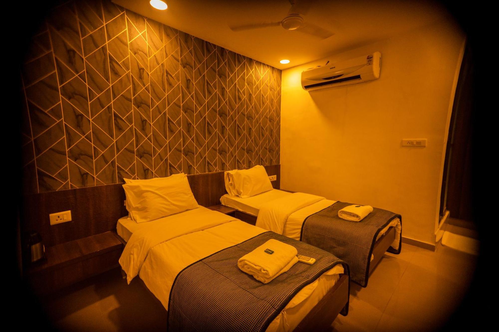 The Flamboyant Natraj Hotel Bharuch Kültér fotó
