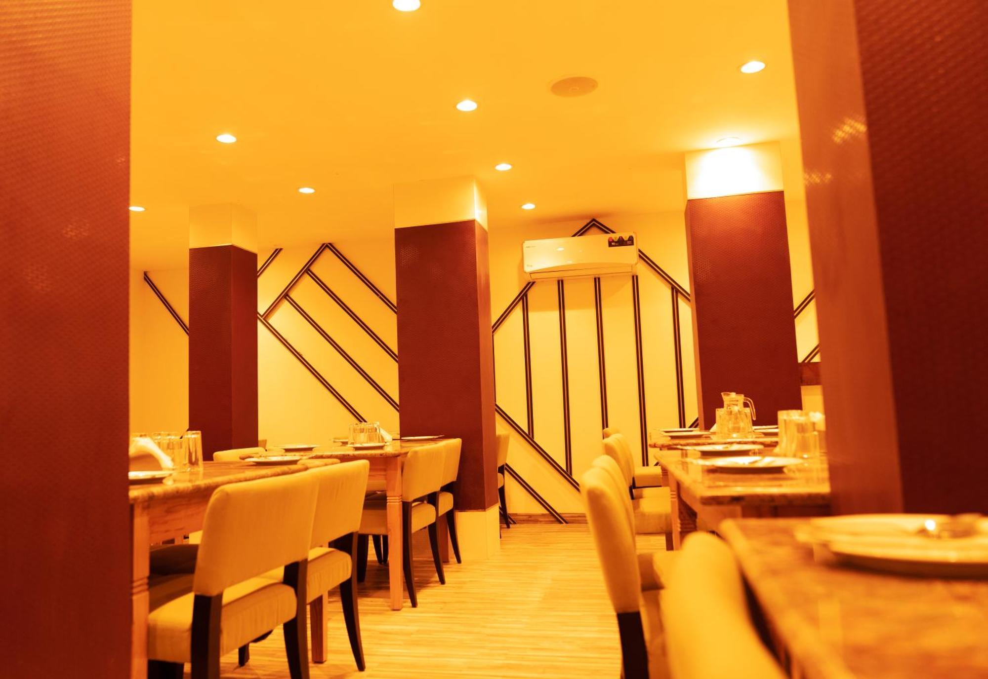 The Flamboyant Natraj Hotel Bharuch Kültér fotó