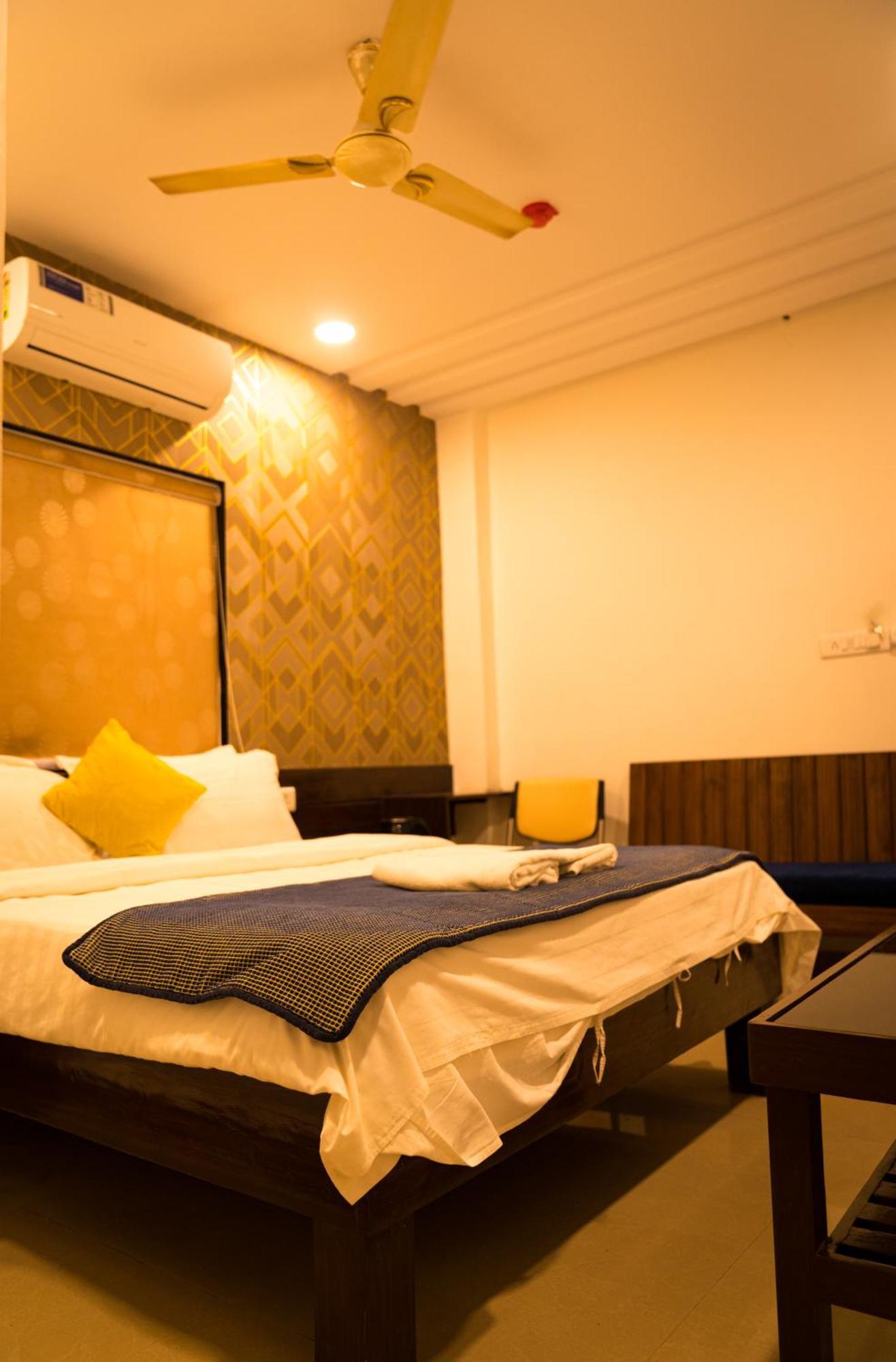 The Flamboyant Natraj Hotel Bharuch Kültér fotó