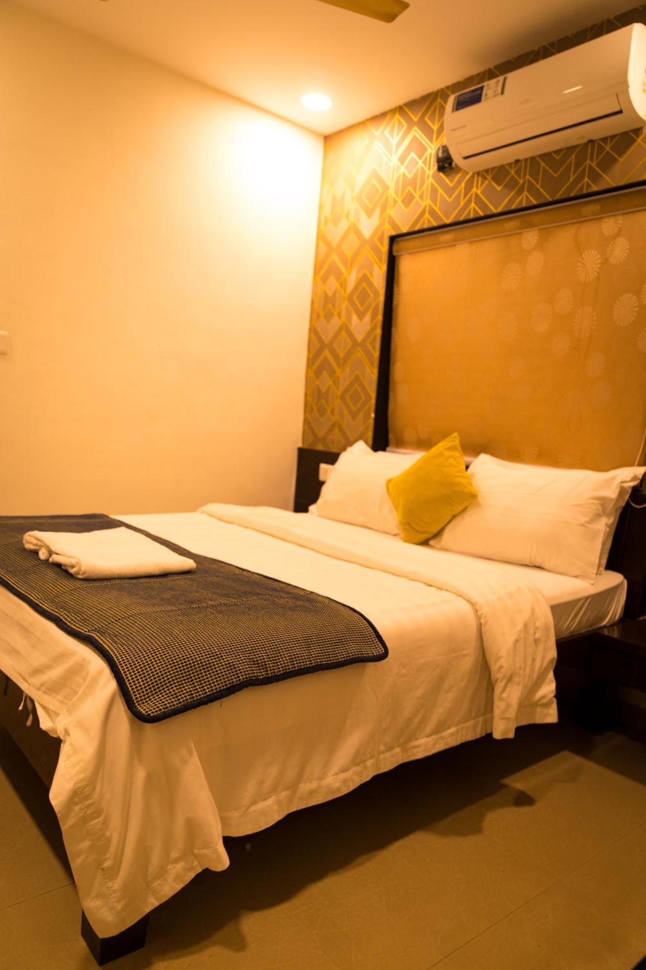 The Flamboyant Natraj Hotel Bharuch Kültér fotó